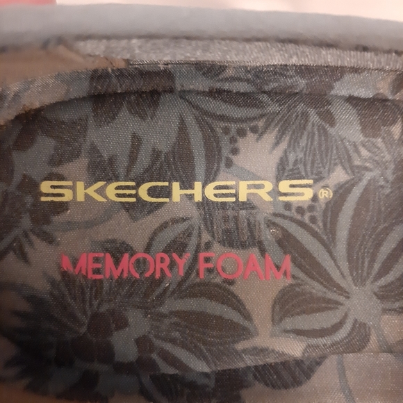 Skechers memory foam shoes. They don’t fit me. - Picture 4 of 14